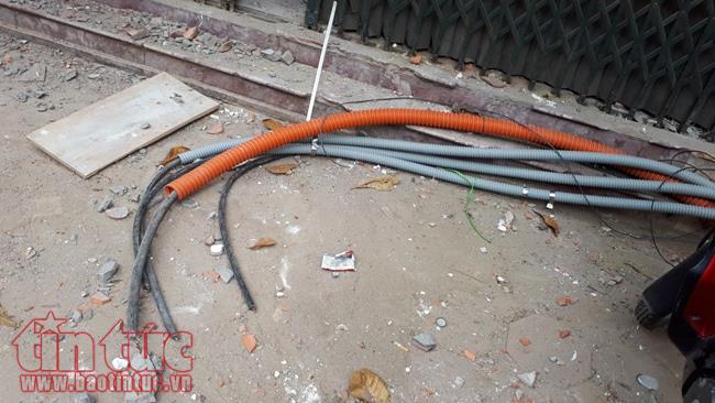 Dây điện, dây cáp viễn thông 'giăng bẫy' người dân trên phố ở Hà Nội ảnh 7